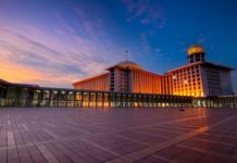 Die Istiqlal-Moschee in Jakarta – Ein Gigant voller Geheimnisse Istiqlal-Moschee in Jakarta Indonesien am Abend