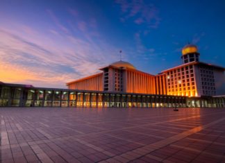 Die Istiqlal-Moschee in Jakarta – Ein Gigant voller Geheimnisse Istiqlal-Moschee in Jakarta Indonesien am Abend